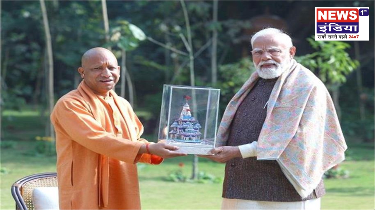 CM Yogi ने PM Modi से की मुलाकात, भेंट की अयोध्या के राम मंदिर की प्रतिकृति