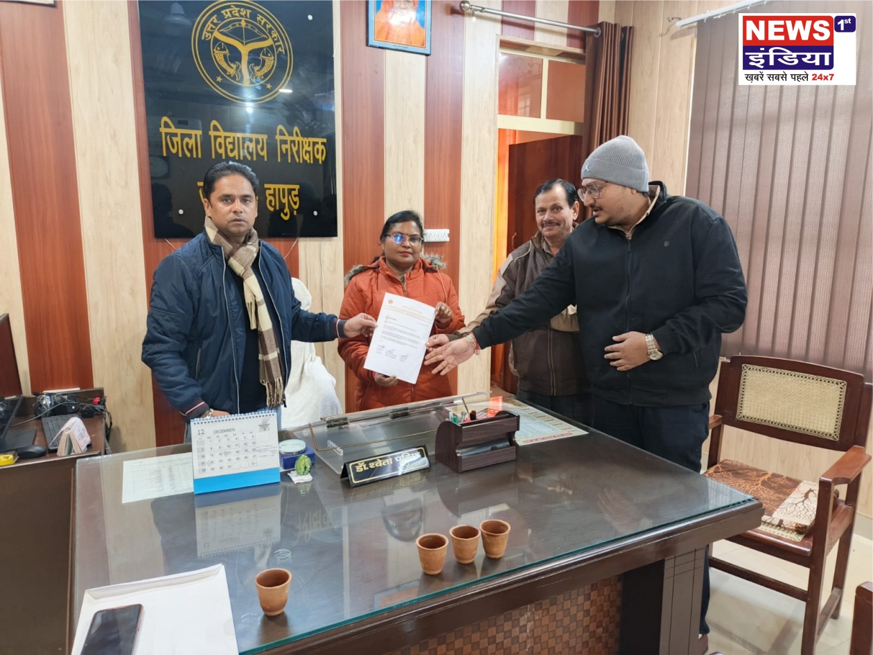 स्वदेशी जागरण मंच ने जिला विद्यालय निरीक्षक को सौंपा 