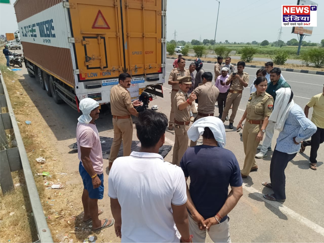 हापुड़ में दर्दनाक सड़क हादसा, खड़े ट्रक से टकराई बाइक; दो युवकों की मौत