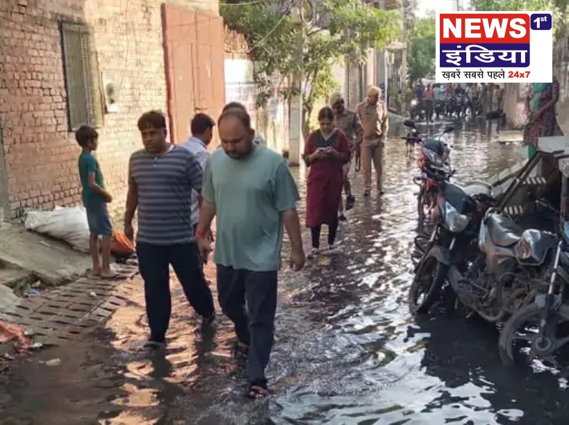 गंदगी में डूबा हापुड़ का गढ़ रोड – डीएम अभिषेक पांडेय खुद उतरे गंदे पानी में