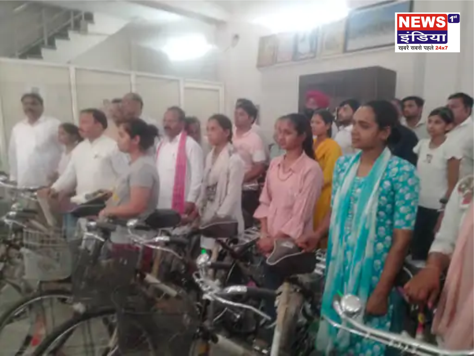 हापुड़ में 50 छात्राओं को मिली साइकिल, फुले जयंती पर शिक्षा को बढ़ावा देने की पहल