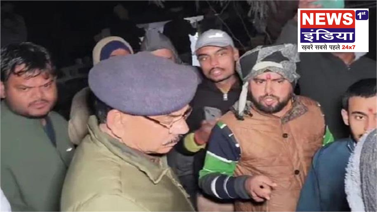 कानपुर में मंदिर के पास पशु अवशेष मिलने पर प्रदर्शन, 4 पुलिसकर्मी निलंबित