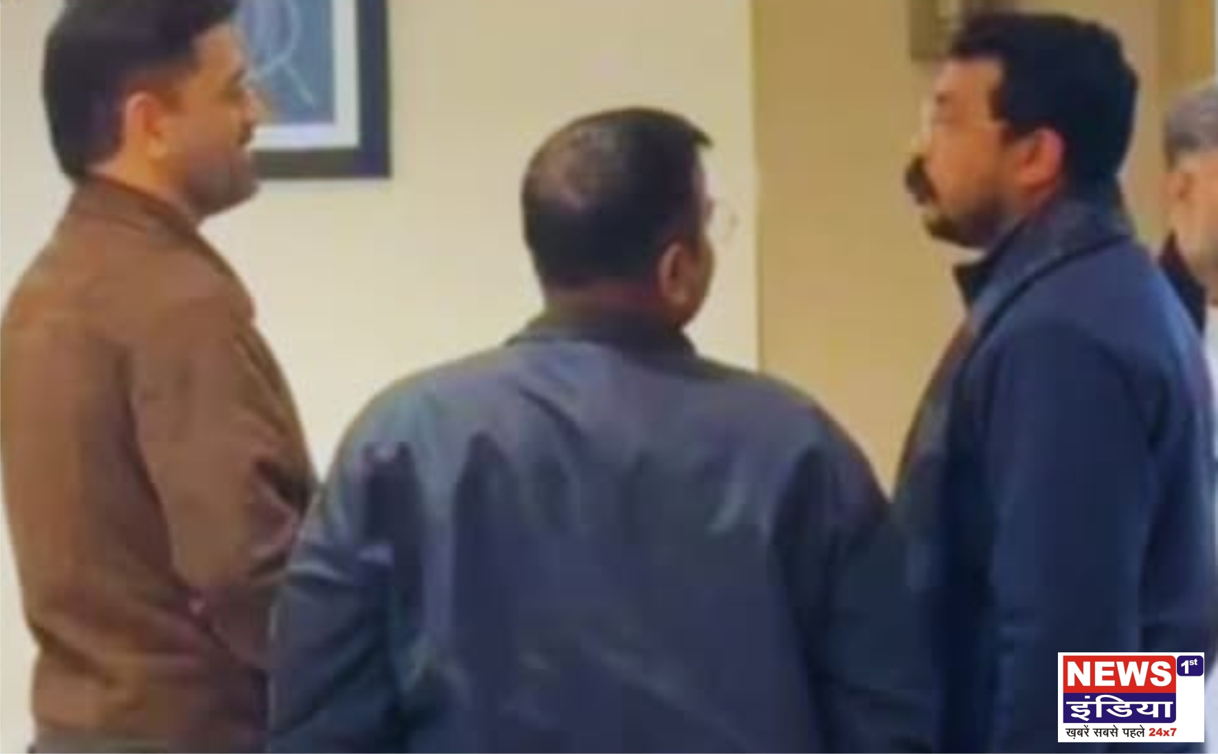 दिल्ली एयरपोर्ट पर क्रिकेट और राजनीति का अनोखा संगम, धोनी से अचानक मिले नगीना सांसद चंद्रशेखर आजाद