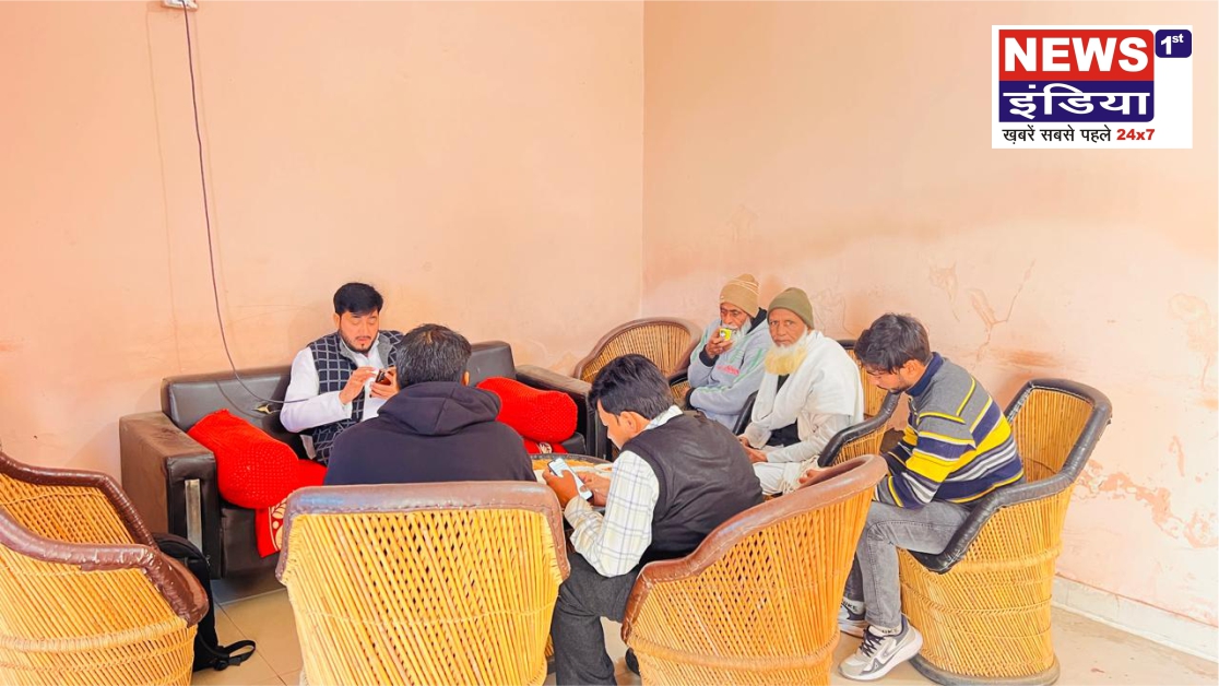 गढ़मुक्तेश्वर: जिला पंचायत सदस्य हाजी आरिफ ने क्षेत्रवासियों से की बातचीत, समस्याओं के समाधान का दिया भरोसा