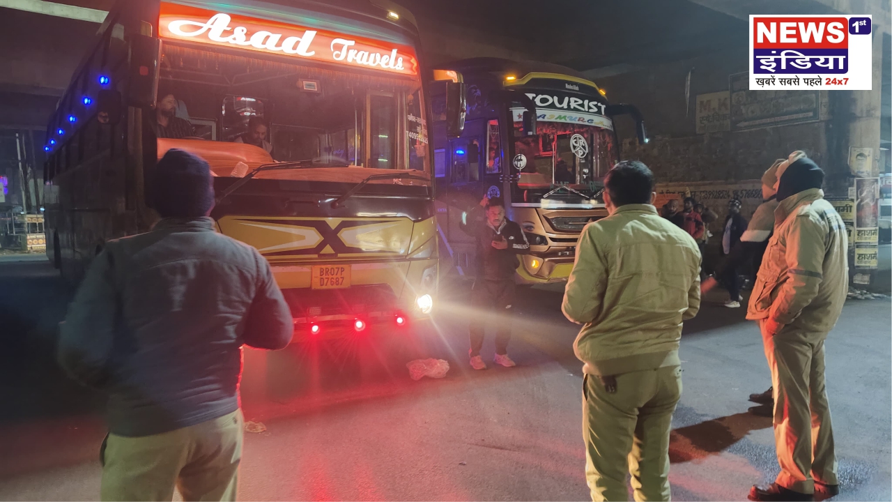 दिल्ली–लखनऊ हाईवे पर अवैध बसों पर सख्ती, गढ़मुक्तेश्वर पुलिस की बड़ी कार्रवाई