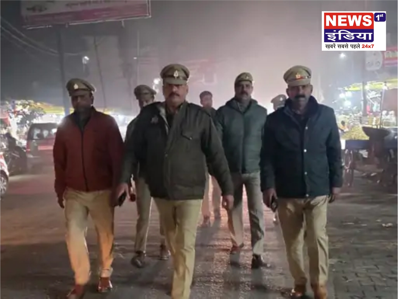 हापुड़ में सुरक्षा कड़ी, थाना प्रभारी ने पुलिस बल के साथ की पैदल गश्त