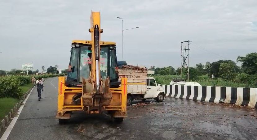 हापुड़ NH-9 पर भीषण हादसा – मछली वेस्टेज से भरी पिकअप पलटी, बाइक सवार अजीत सिंह गंभीर रूप से घायल