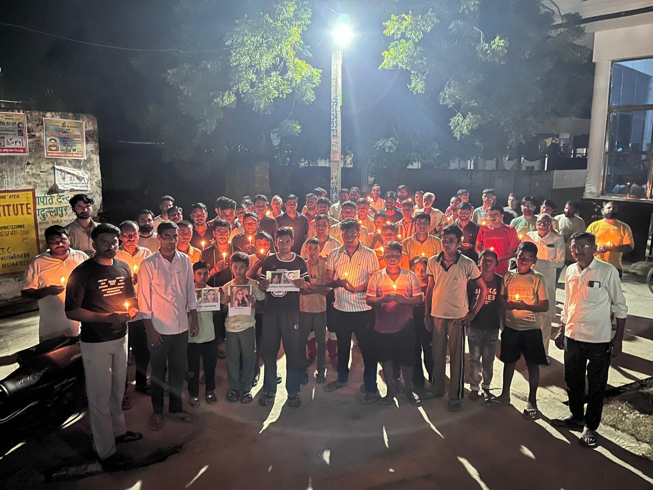 लोदीपुर छपका में बहन मनीषा और निक्की के हत्यारों को सजा दिलाने के लिए निकाला कैंडल मार्च !!