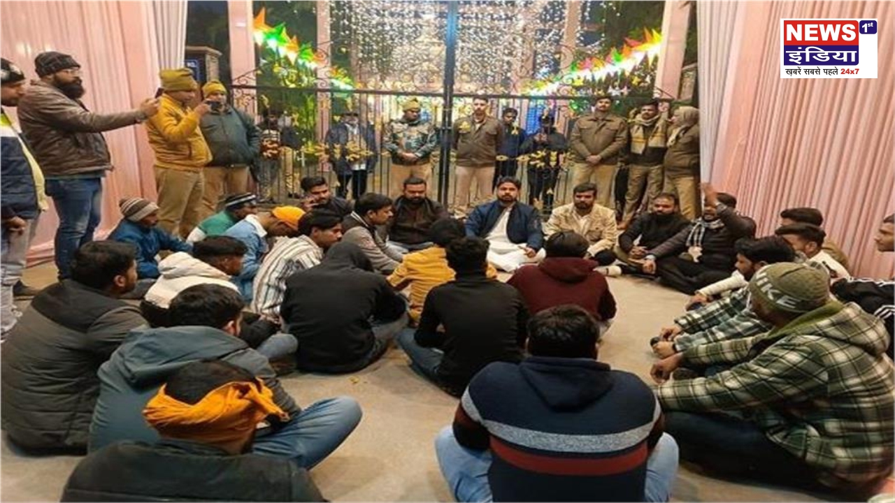 क्रिसमस से पहले बरेली में बजरंग दल का प्रदर्शन, चर्च के बाहर हनुमान चालीसा पाठ