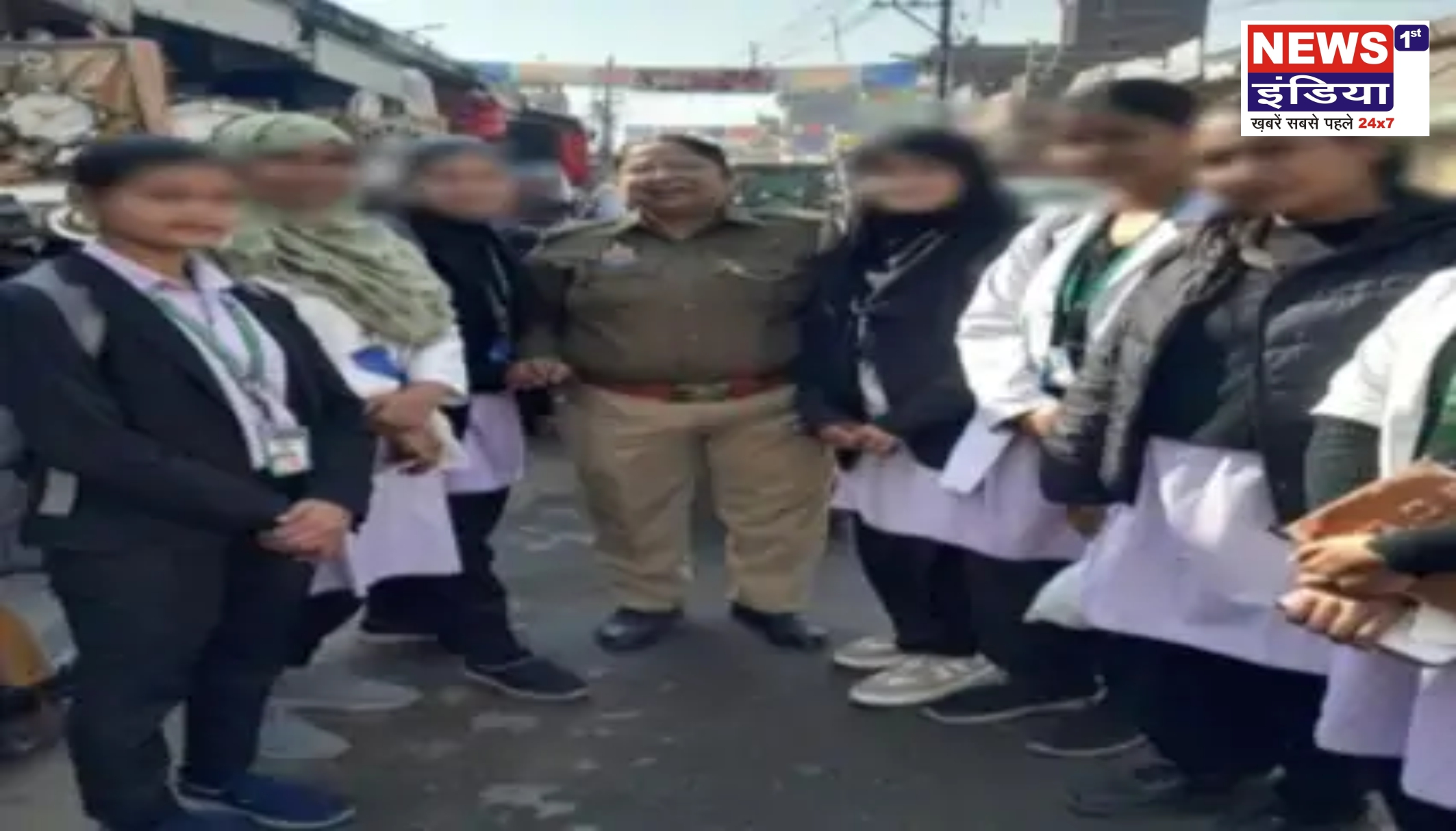 हापुड़ पुलिस ने मिशन शक्ति अभियान के तहत पिलखुवा में महिलाओं को दी जागरूकता, एंटी रोमियो टीम रही सक्रिय