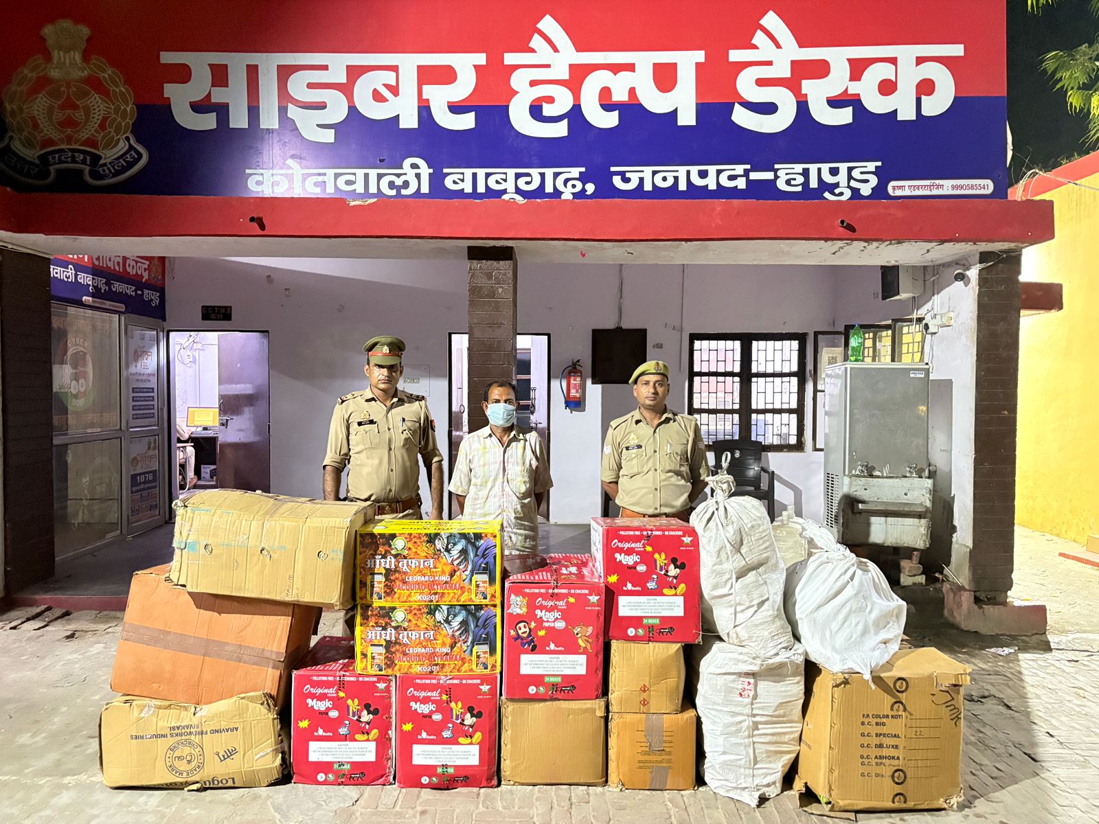 हापुड़ पुलिस ने दिवाली से पहले बड़ी कार्रवाई, 4-5 लाख रुपये के पटाखे बरामद